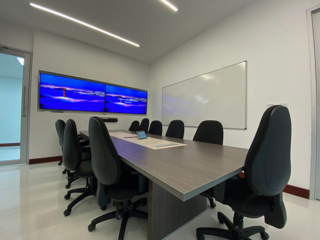 Pantallas Led de todos los tamaños en Colombia 8 Pantalla LED en sala de juntas para videoconferencias y presentaciones.