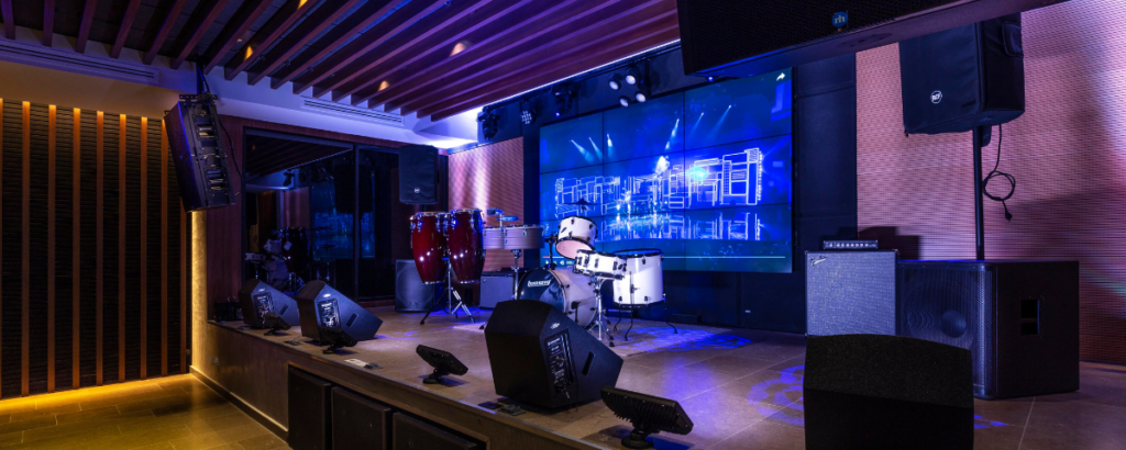 Pantallas Led de todos los tamaños en Colombia 4 Pantalla LED de gran formato en auditorio para presentaciones y eventos.